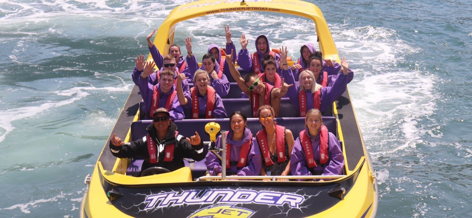 Groupe profitant d'une balade palpitante en hors-bord.