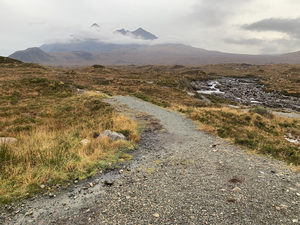 Sentier de montagne avec terrain rocailleux.