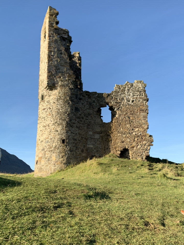 Ruine d'un château médiéval sur une colline.