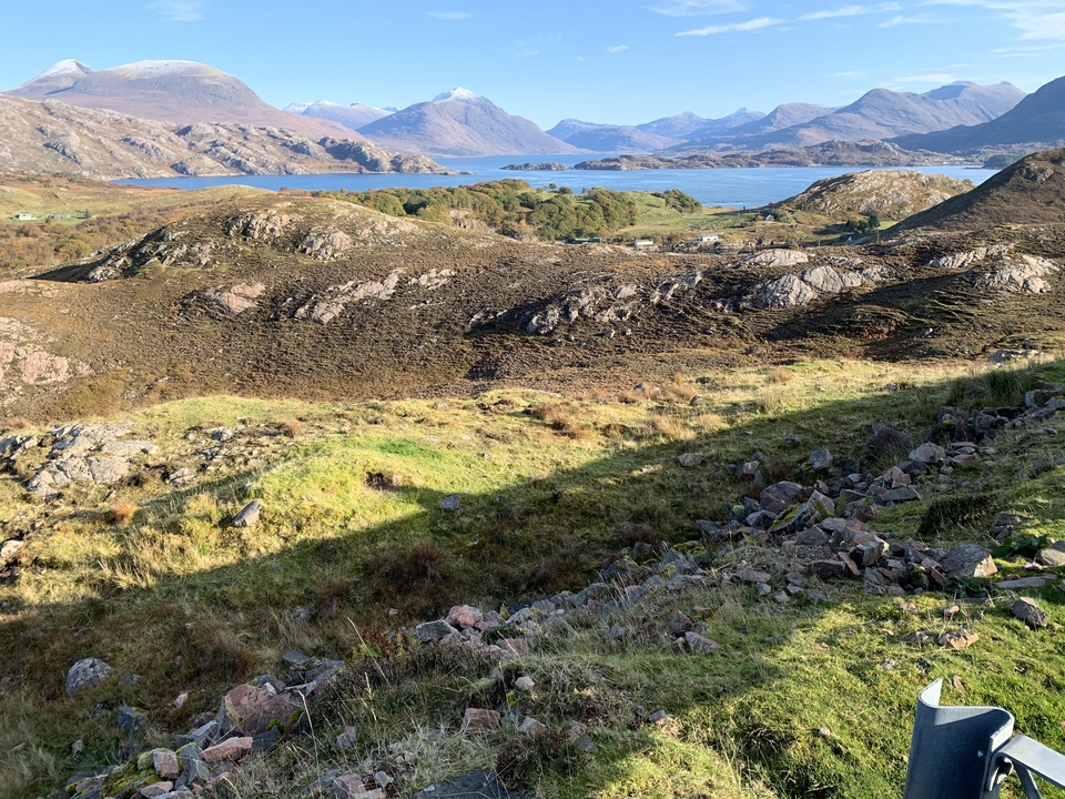 Collines ondulantes et plan d'eau en arrière-plan.