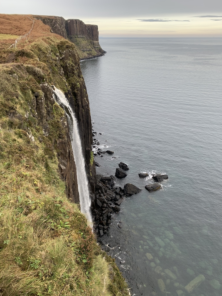 Cascade tombant d'une falaise dans l'océan.