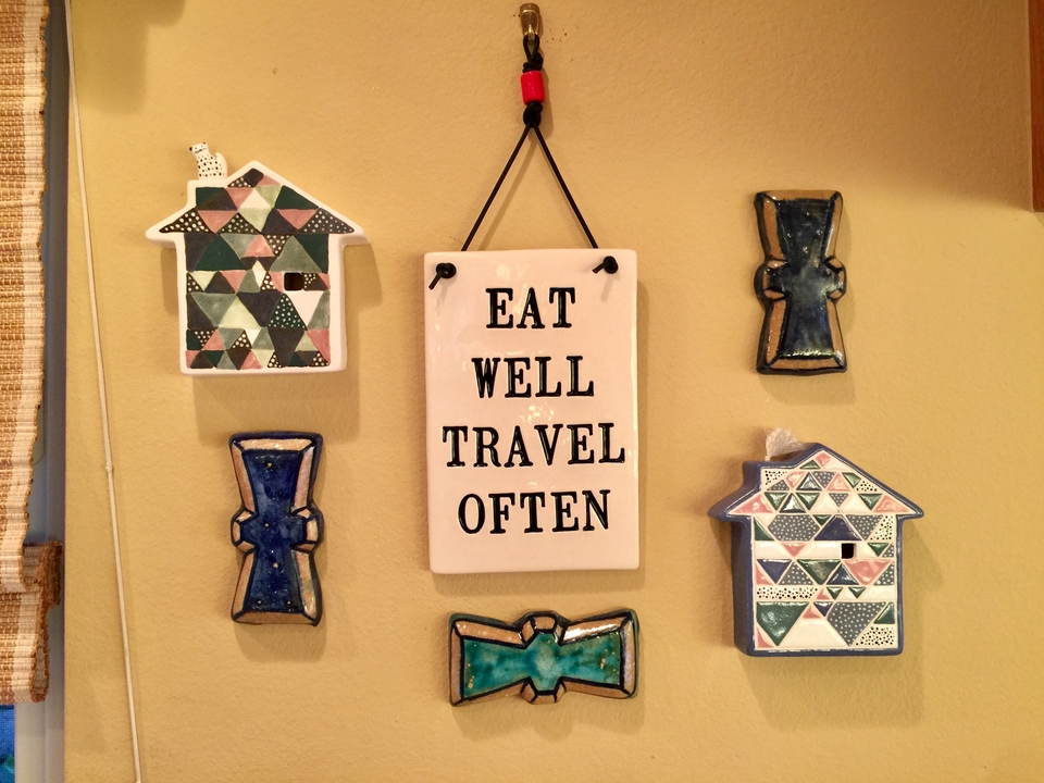 Exposition intérieure avec plaques et décorations en céramique.