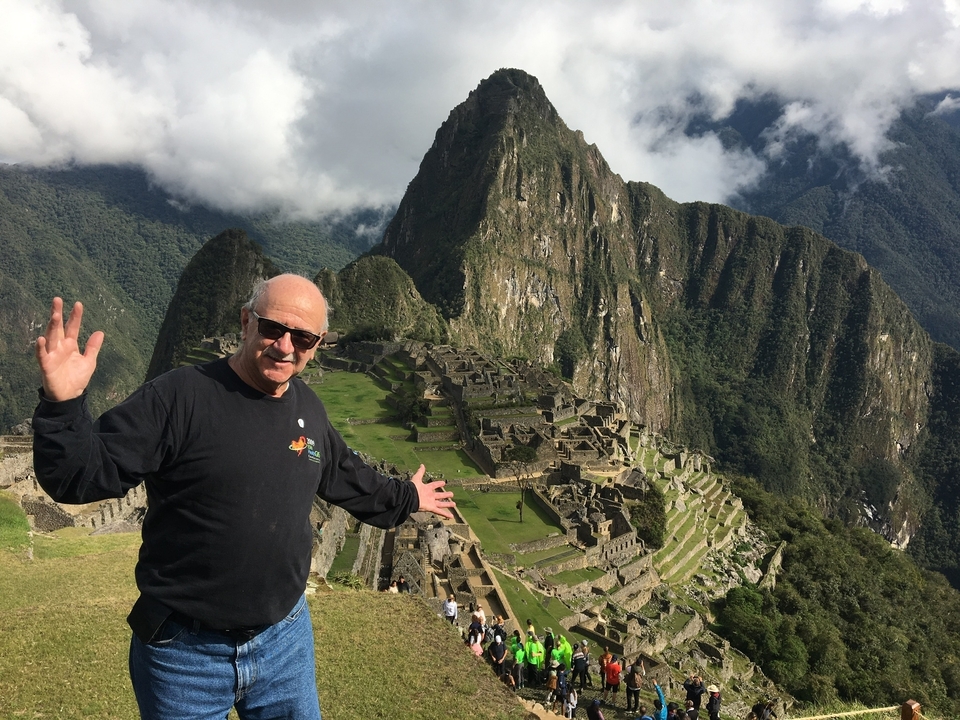 Personne posant avec le Machu Picchu en arrière-plan.