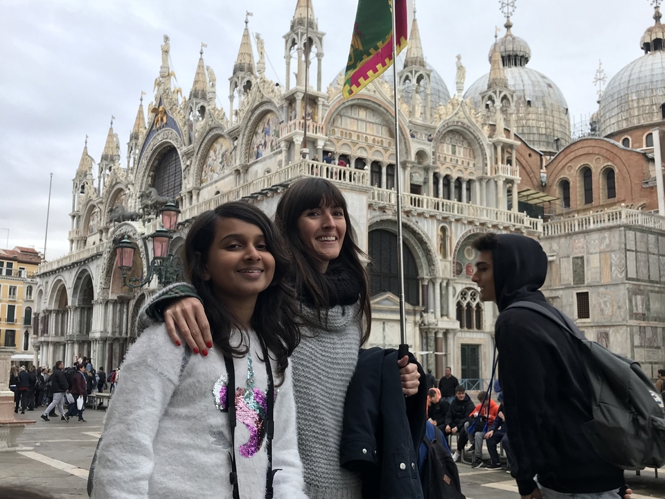Deux personnes posant devant une basilique historique.
