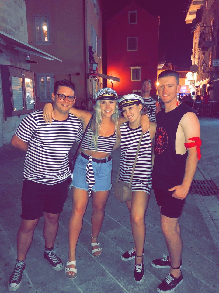 Groupe de personnes déguisées en pirates dans une rue.