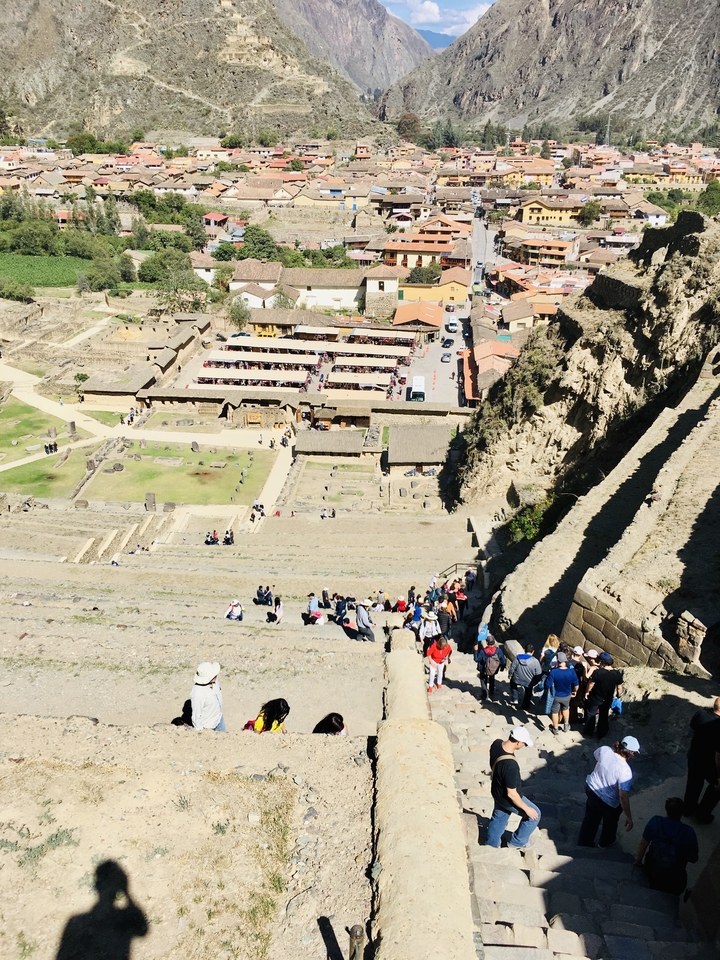 Vue aérienne d'un site historique avec des touristes qui font la queue.