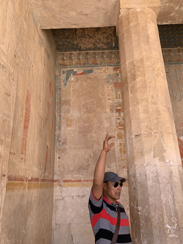 Peintures murales égyptiennes antiques aux couleurs vives