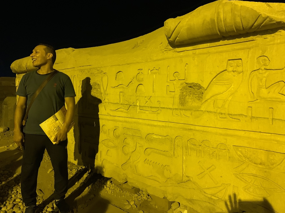 Guide touristique à côté de sculptures égyptiennes antiques