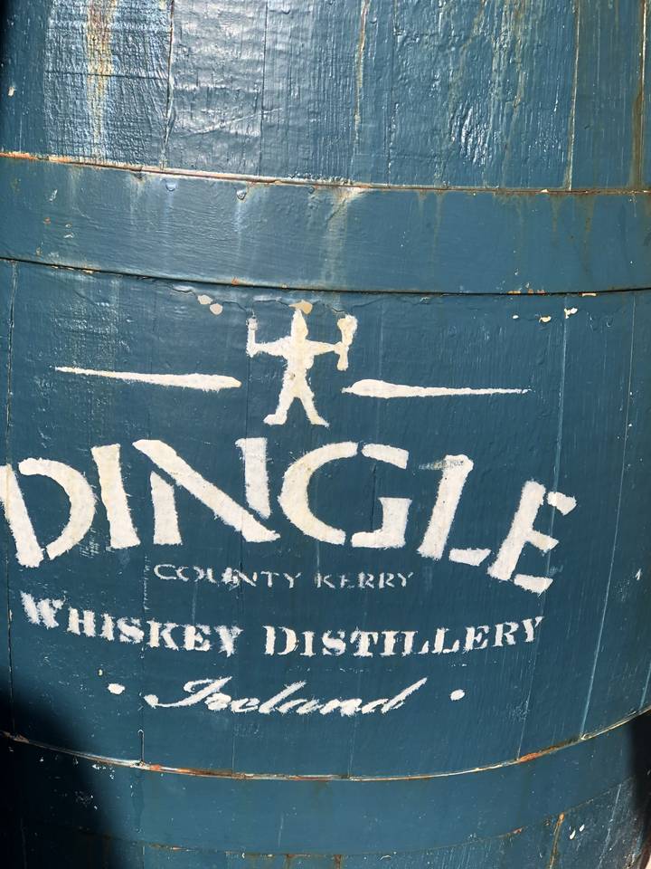 Gros plan d'un panneau de distillerie de whisky.