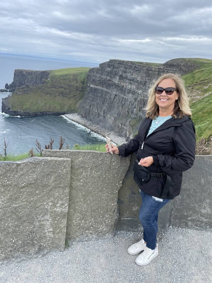 Femme posant près des falaises.