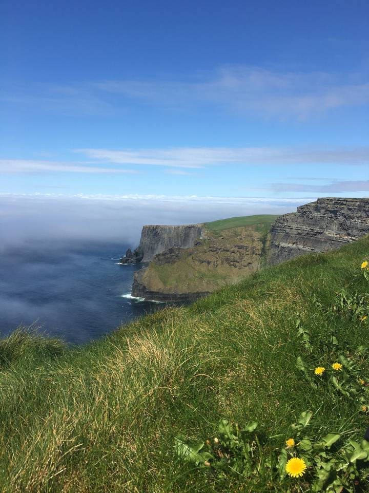 Falaises verticales le long du littoral.