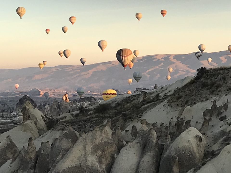 Montgolfières au-dessus du paysage de la Cappadoce au lever du soleil.
