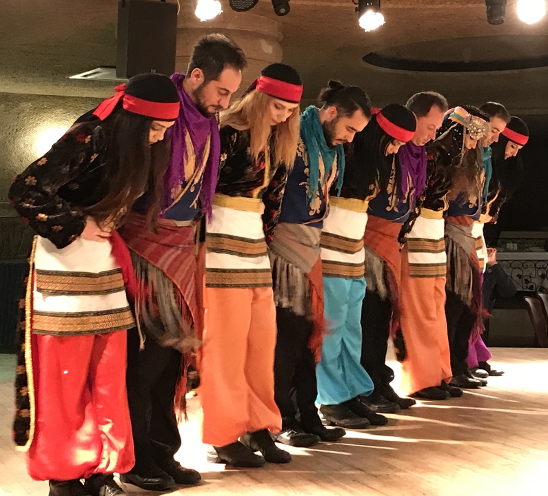 Des danseurs traditionnels en costumes colorés se produisent.