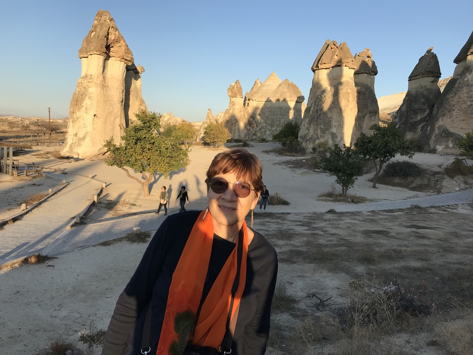 Personne debout devant des formations rocheuses uniques en Cappadoce.