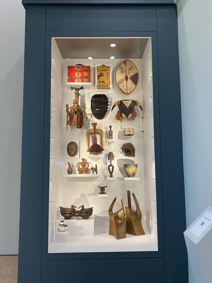 Exposition d'objets culturels dans une vitrine d'exposition.