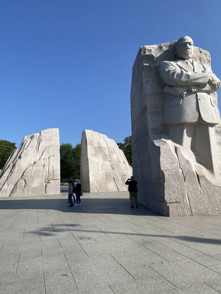 Sculpture en pierre sur un site de monument.