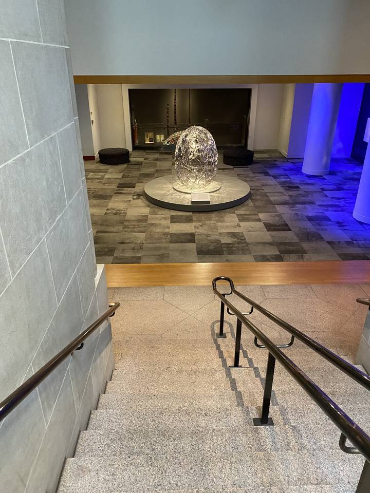 Œuvre d'art ou exposition dans un cadre intérieur avec une décoration moderne.