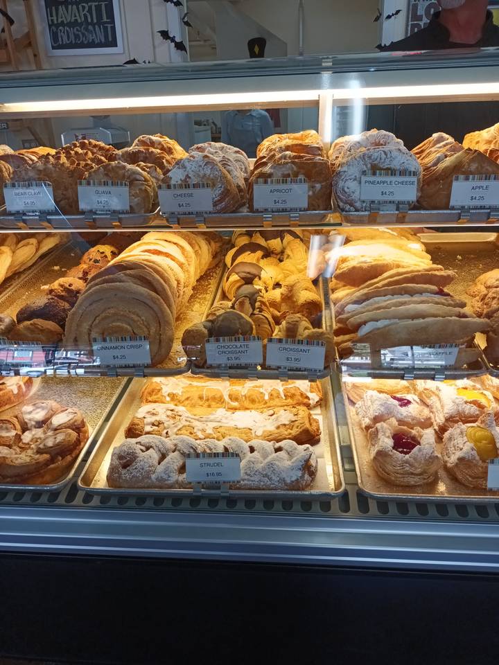Vitrine de pâtisseries assorties dans une boulangerie.