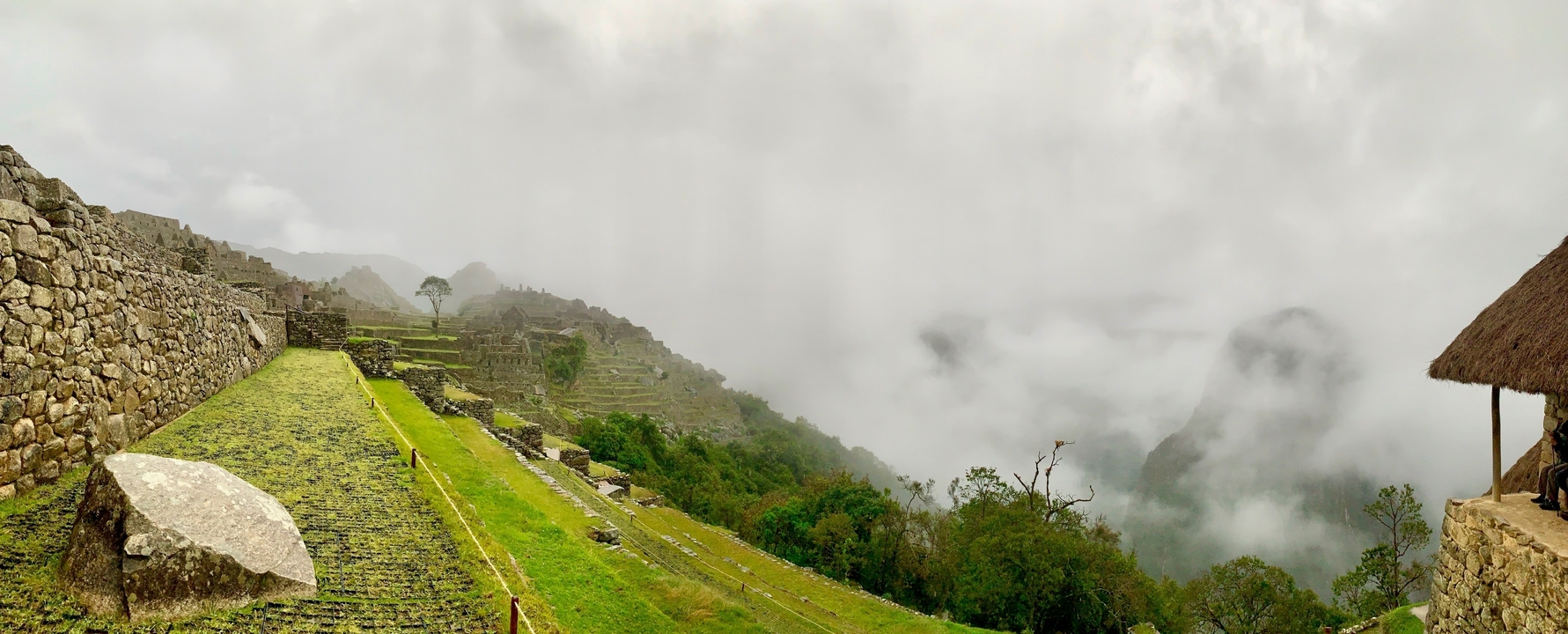 Des nuages qui roulent au-dessus des terrasses de pierre du Machu Picchu.
