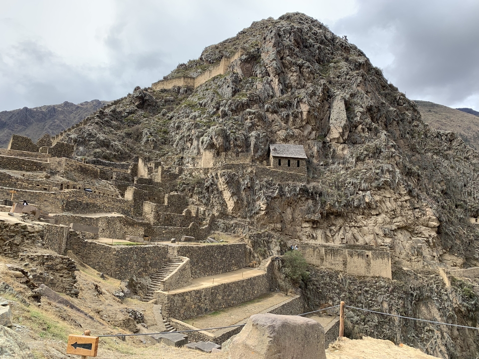 Anciennes structures de pierre construites à flanc de montagne.