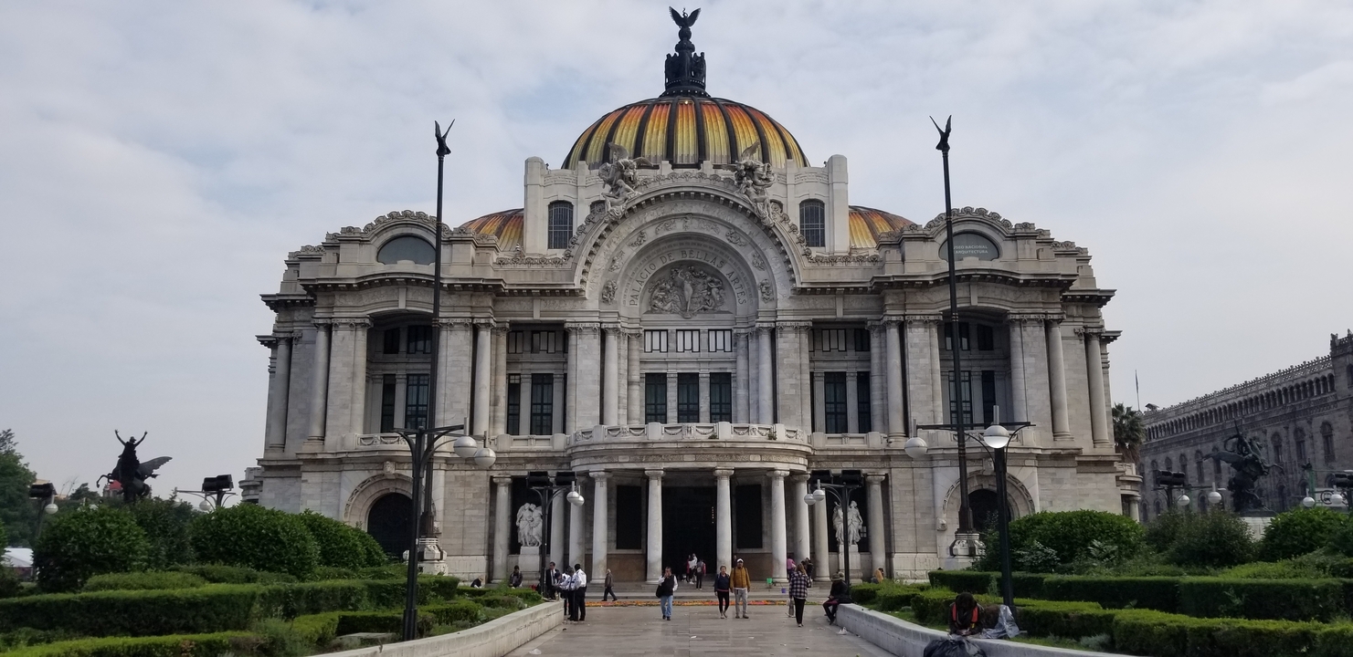 Bâtiment historique remarquable avec un toit en dôme et des colonnes.