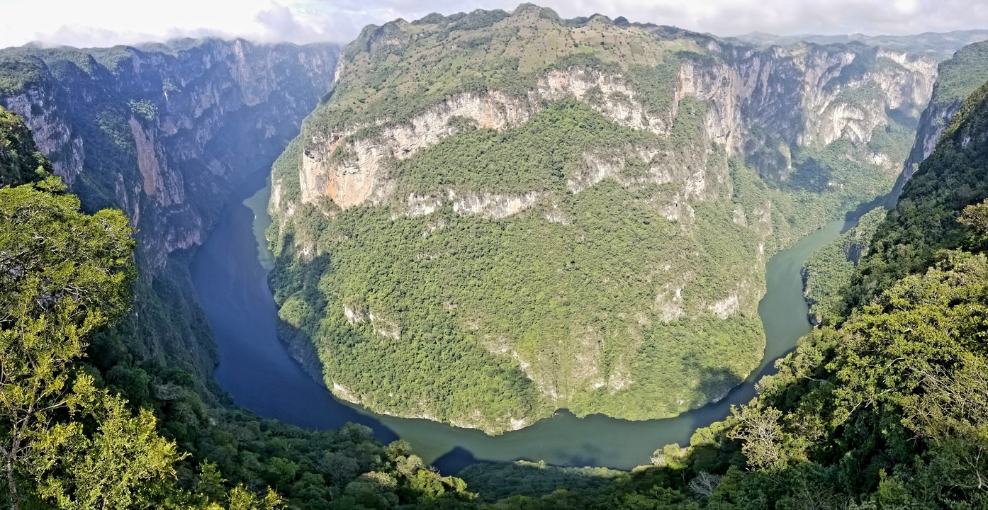 Vue sur le canyon avec une rivière serpentine en contrebas.