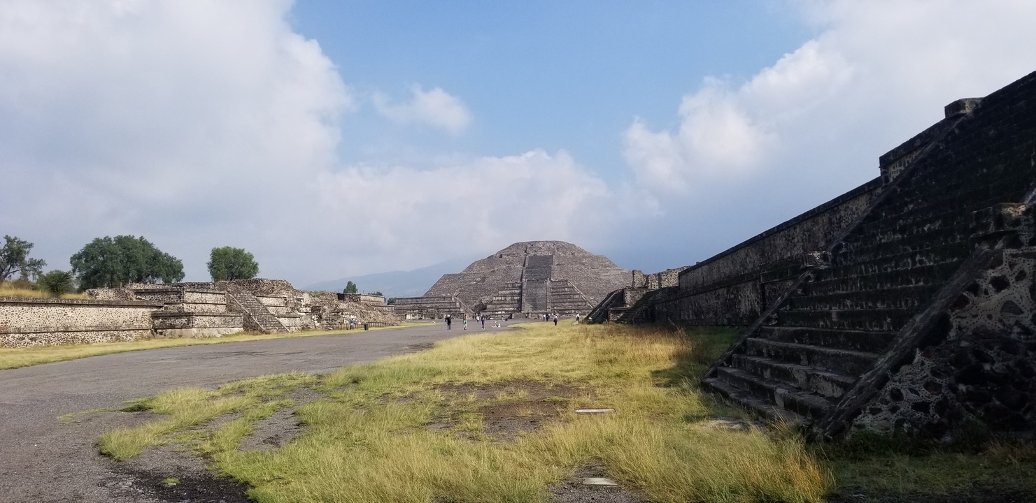 Pyramides anciennes et ruines étendues sous un vaste ciel.