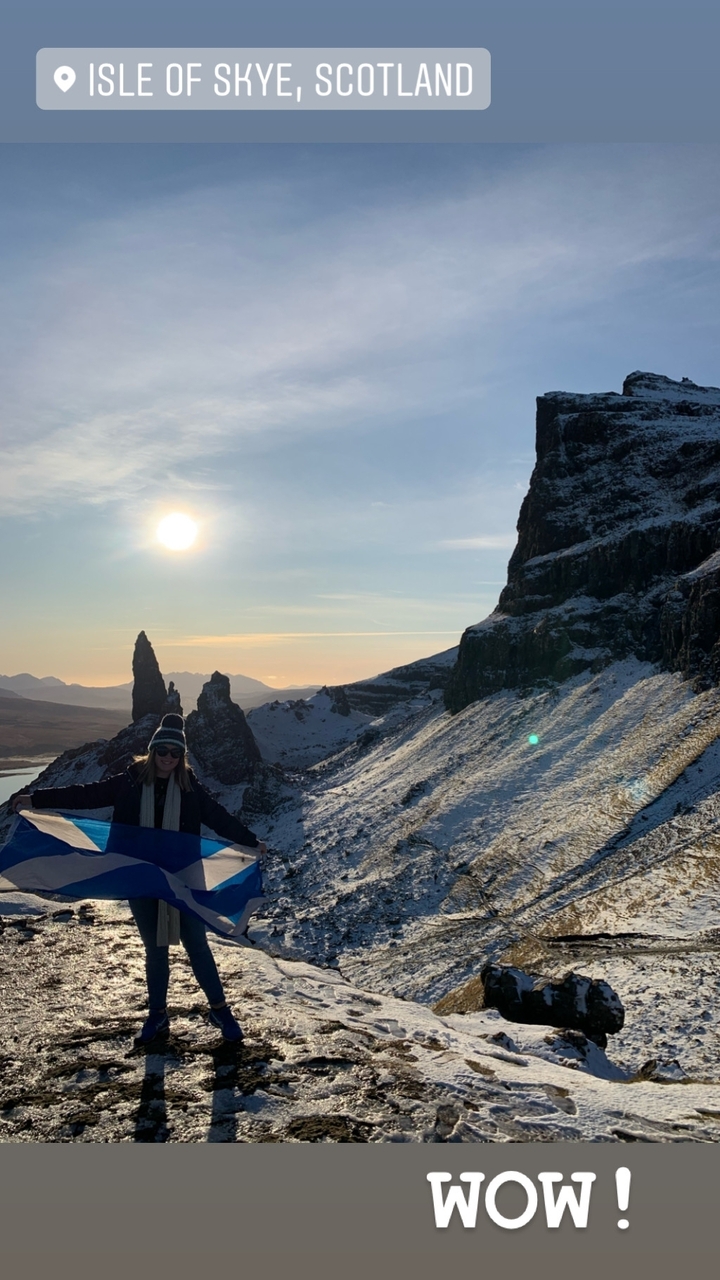 Personne debout avec une vue sur des montagnes enneigées
