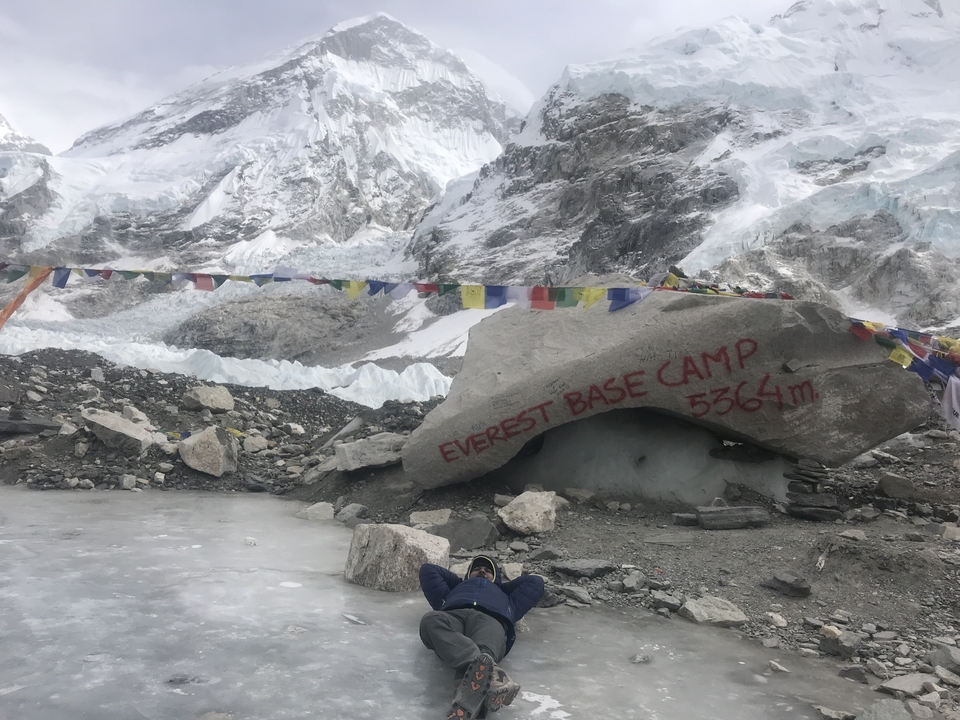 Panneau du camp de base de l'Everest avec des sommets enneigés en arrière-plan.