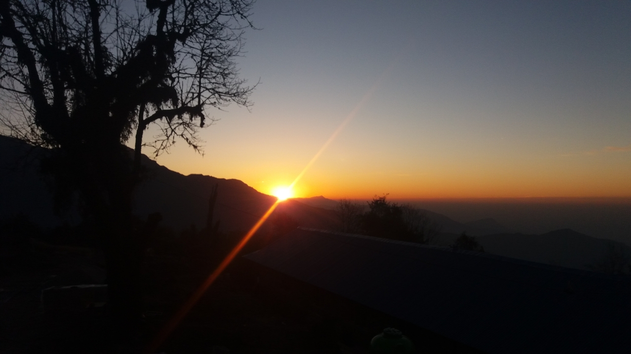 Vue du lever de soleil sur un paysage de montagne.