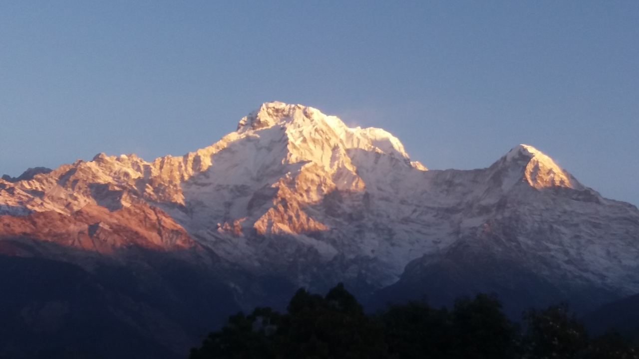 Sommet de montagne enneigé baigné de soleil.