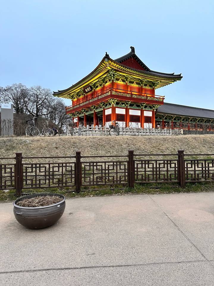 Structure de pavillon décoratif rouge et blanc.