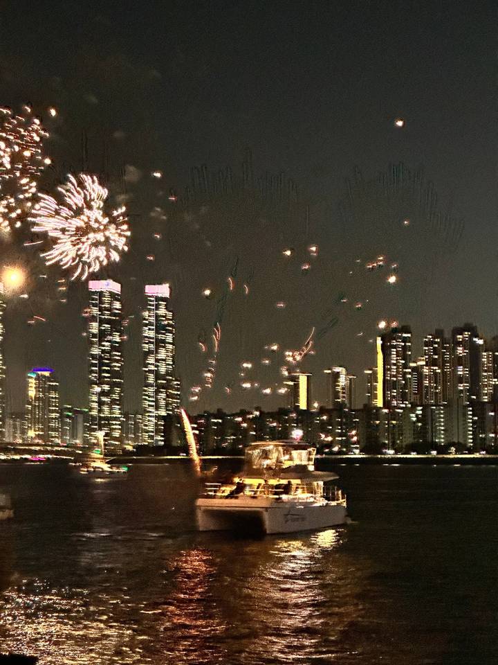 Paysage urbain nocturne avec des feux d'artifice dans le ciel.