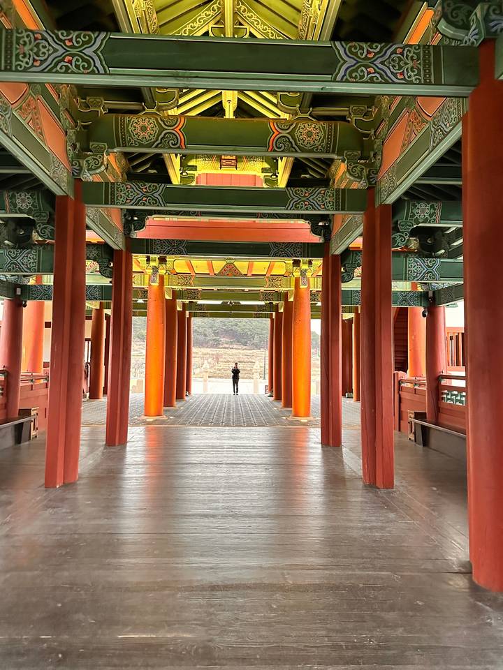 Pavillon traditionnel coréen aux décorations ornementées.