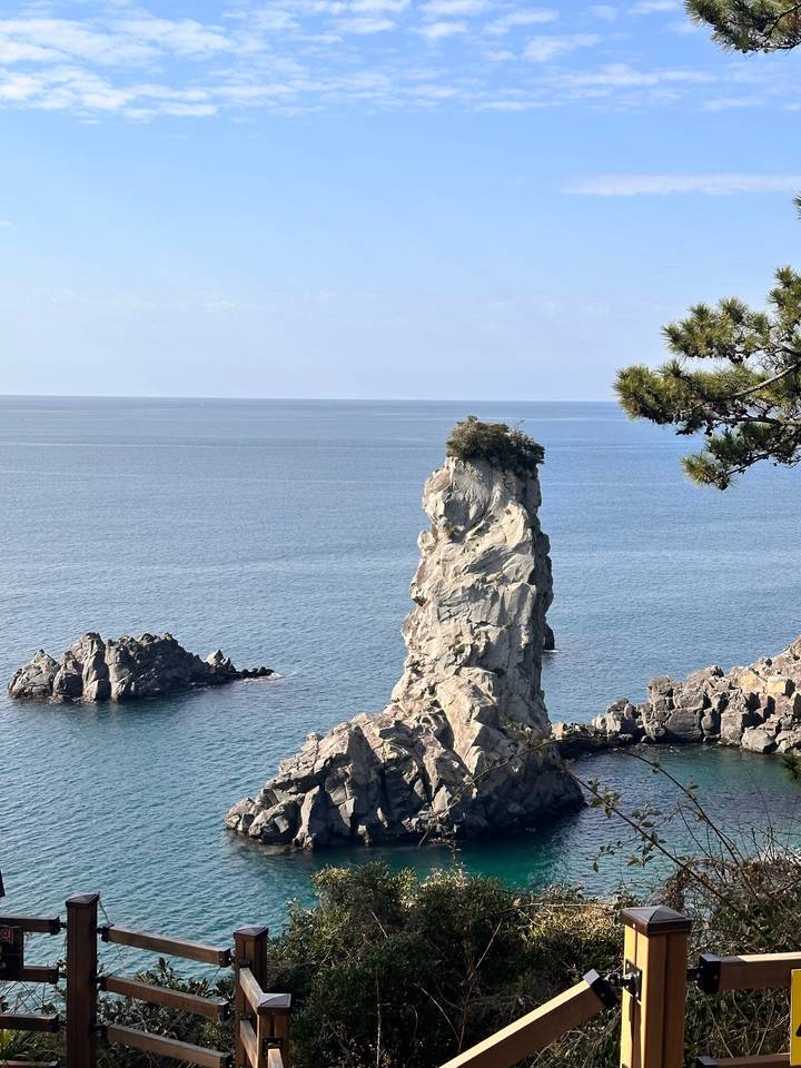 Formation rocheuse élevée surgissant de l'océan.