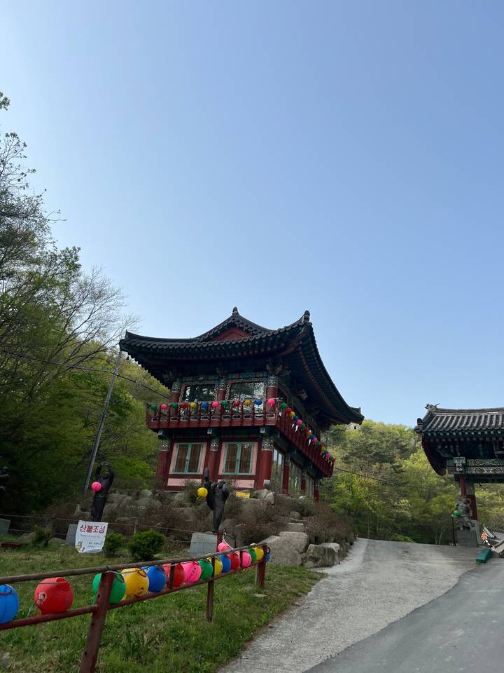 Pagode coréenne traditionnelle avec des décorations de lanternes.