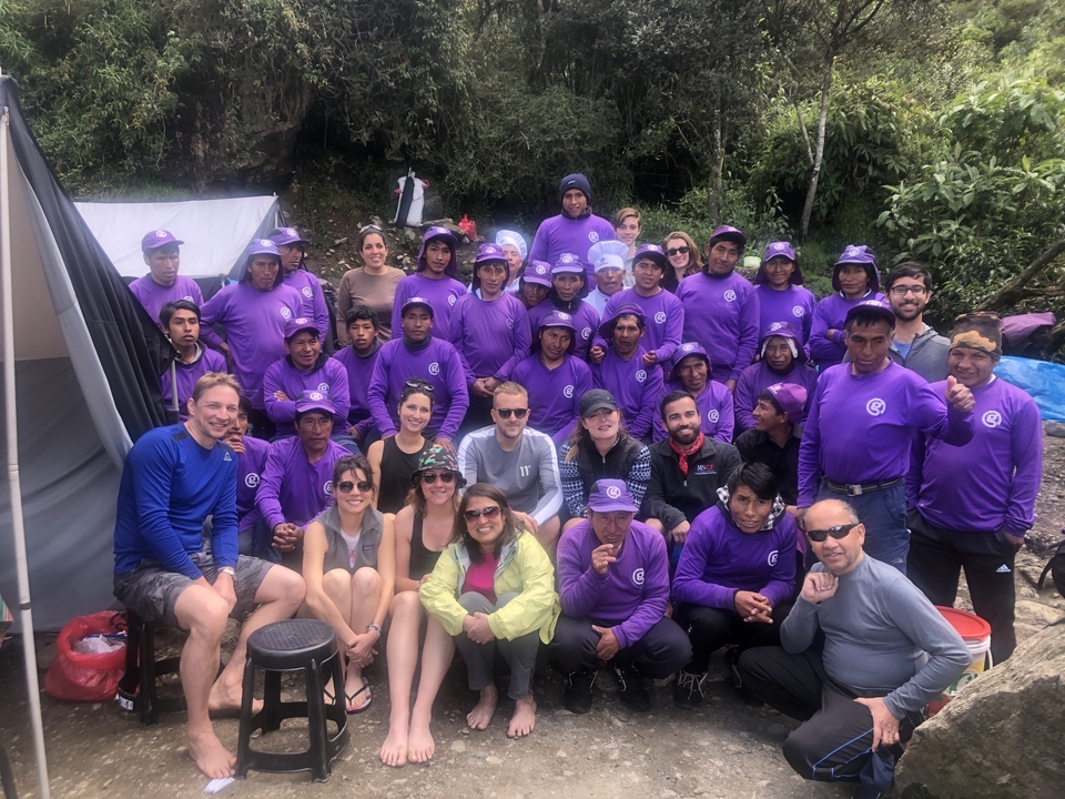 Groupe de randonneurs posant pour une photo sur un sentier de montagne.