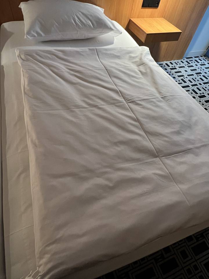 Lit d'hôtel avec des draps blancs impeccables