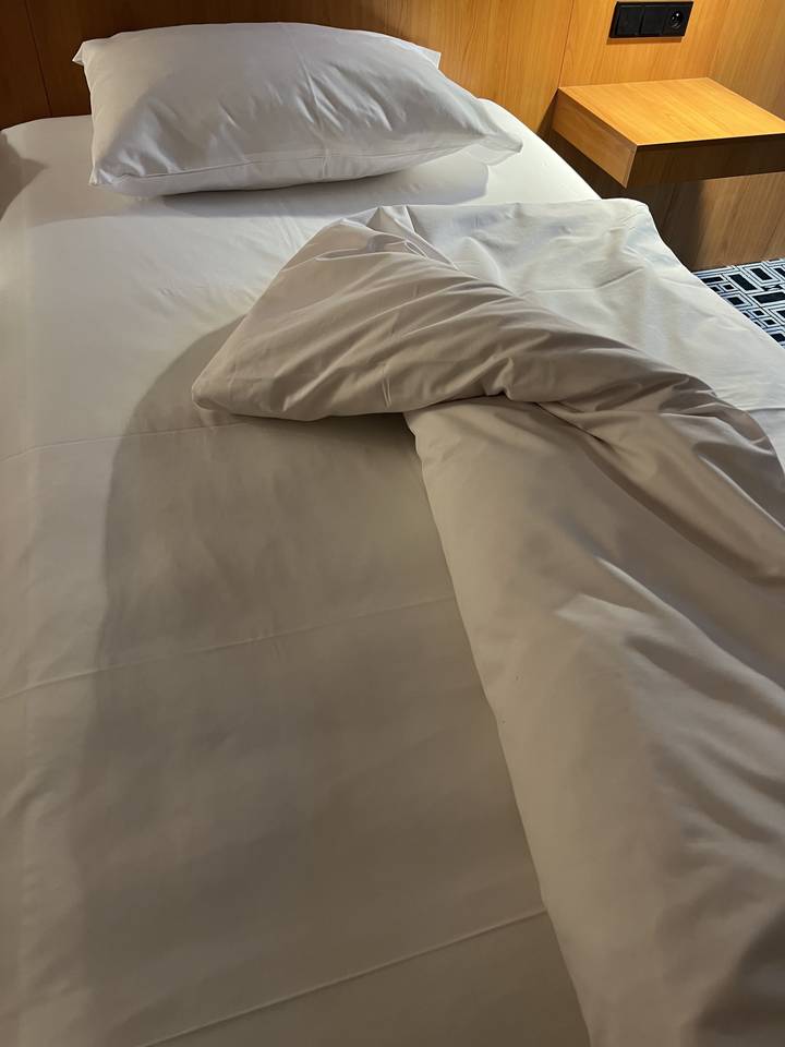 Lit d'hôtel dans un arrangement soigné avec un oreiller