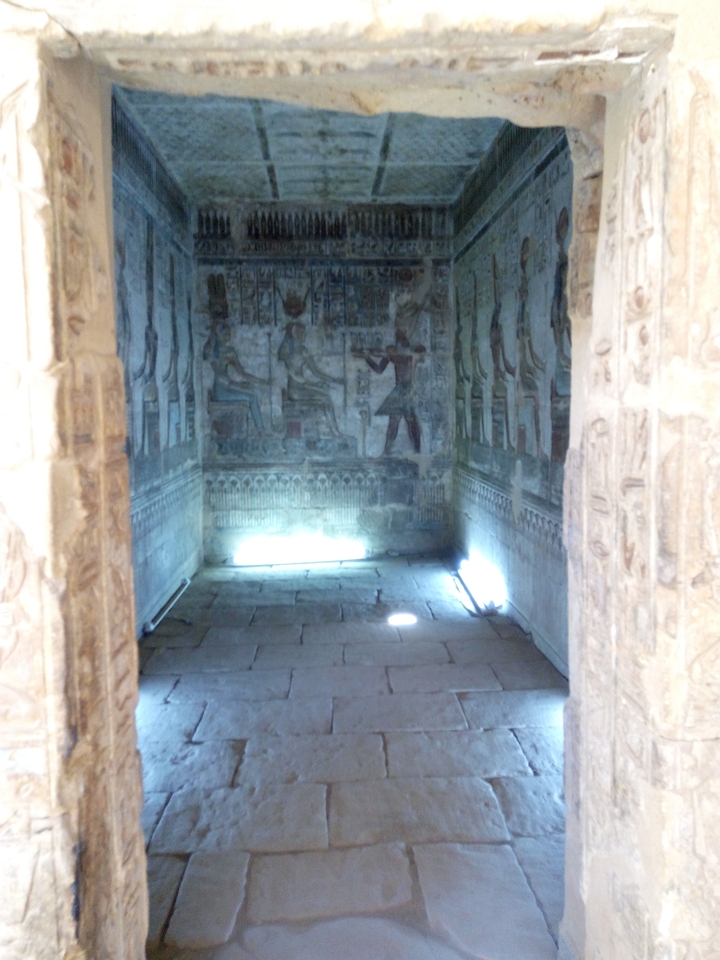 Un mur de pierre ancien décoré avec un éclairage tamisé.