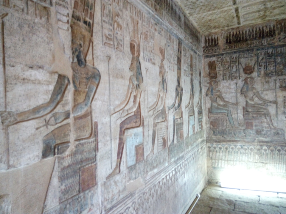 Anciens reliefs représentant des personnages historiques sur un mur de pierre.