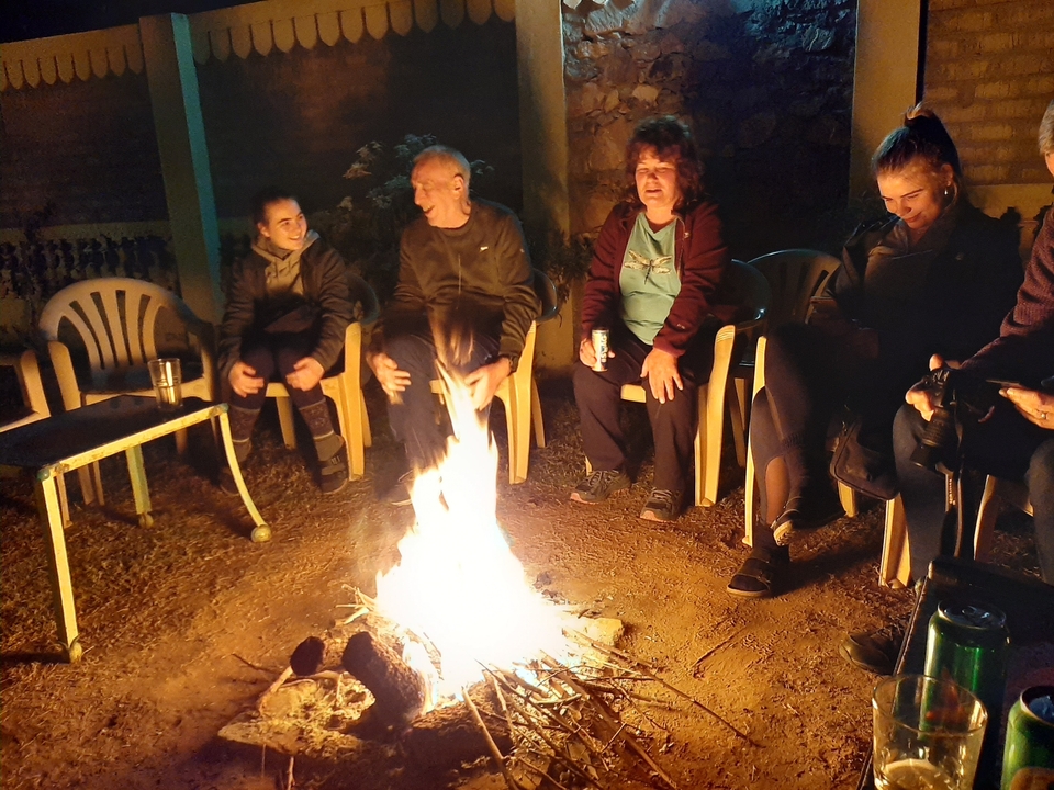 Groupe de personnes profitant d'une soirée autour d'un feu de joie.