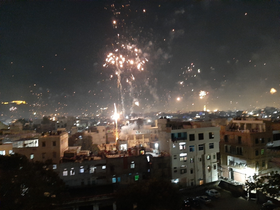 Feux d'artifice illuminant le ciel nocturne au-dessus de la ville.