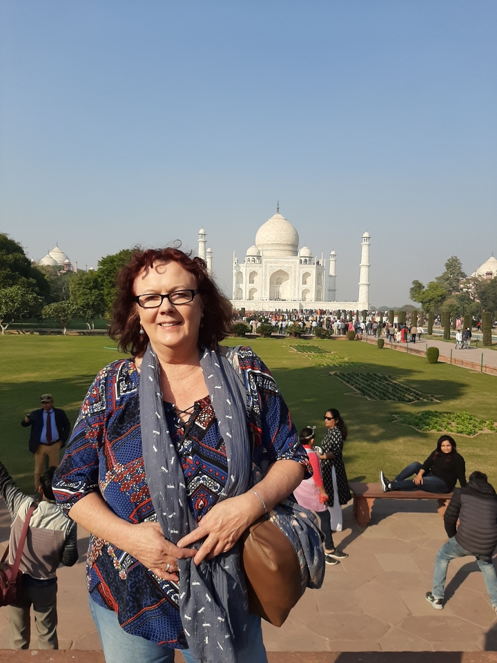 Personne devant le Taj Mahal par une journée ensoleillée.