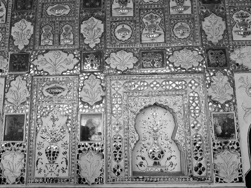 Intérieur détaillé avec miroir orné et motifs floraux.