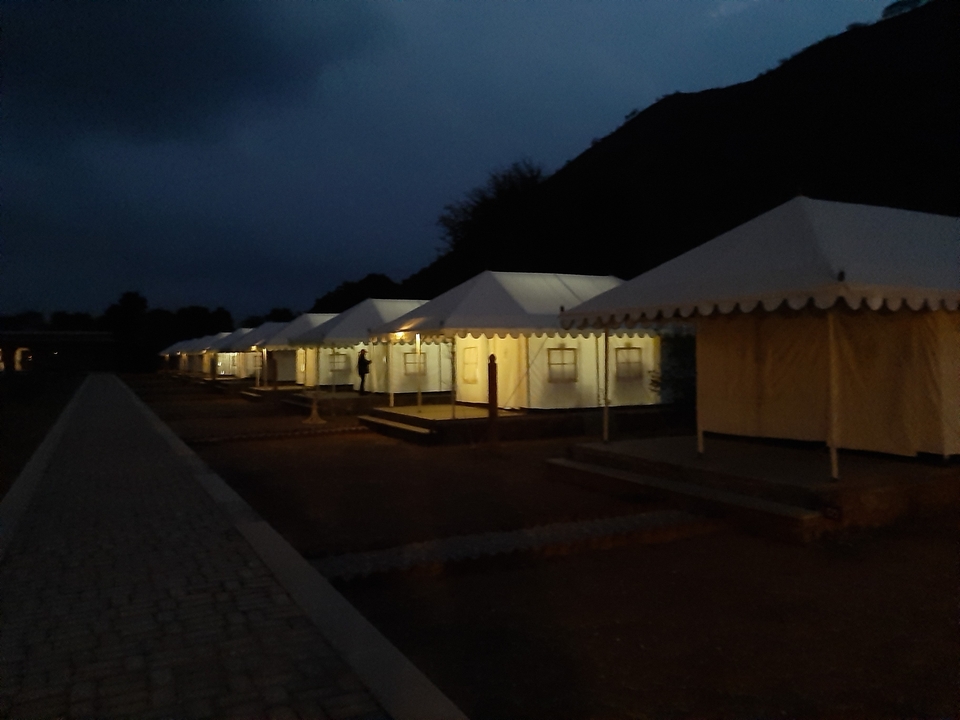 Hébergements sous tente illuminés la nuit.