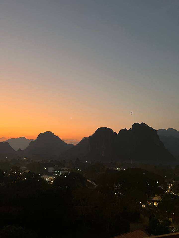 Silhouette d'une chaîne de montagnes sur un ciel de coucher de soleil coloré