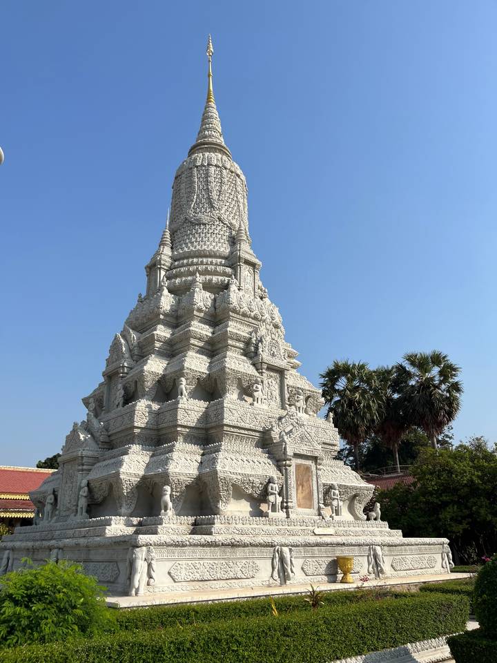 Temple ou monument historique avec sculptures complexes et ciel bleu.