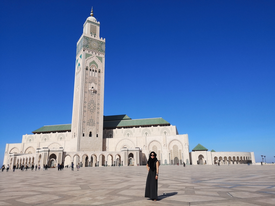 Large mosque with a tall minaret.