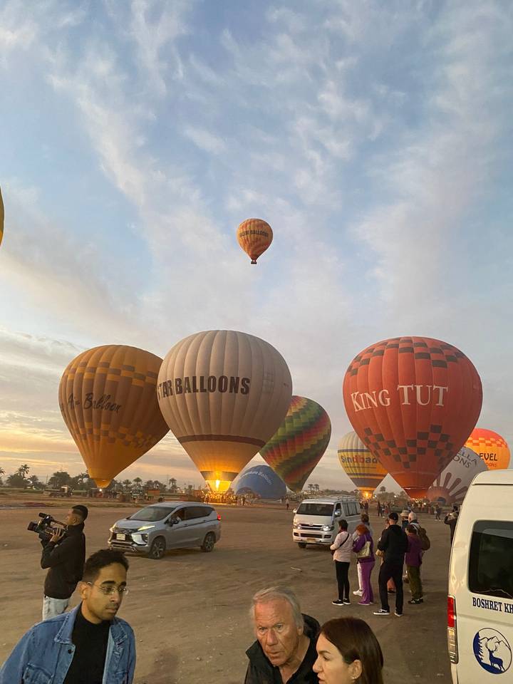 Montgolfières en cours de préparation pour le décollage avec des personnes qui aident.